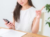 小学生用スマホで勉強する