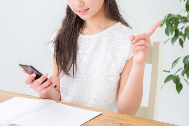 小学生用スマホで勉強する